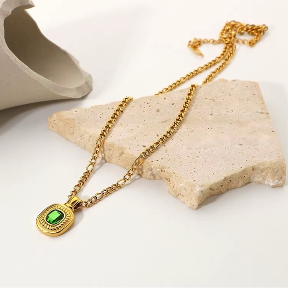 Elegant Gold Necklace with Green Pendant - Picture 3 of 6